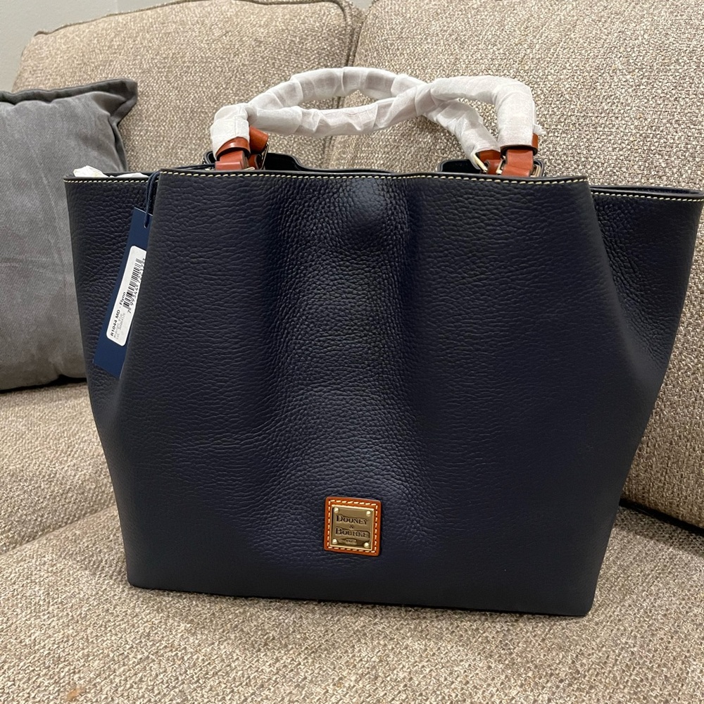 DOONEY & BOURKE LARGE FLYNN IN MIDNIGHT NWT. Never used. Smoke free home. ❤️